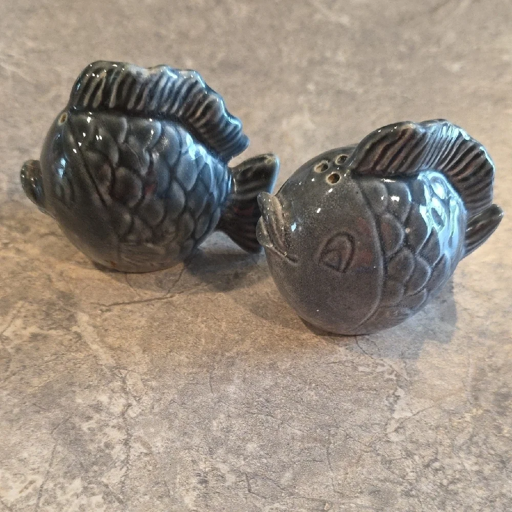 (J30) Gray Salt And Pepper Shaker Set
