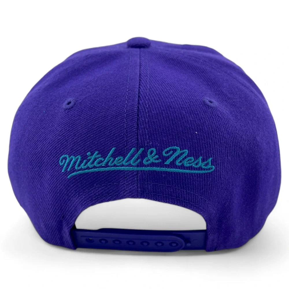 Mitchell & Ness hat store