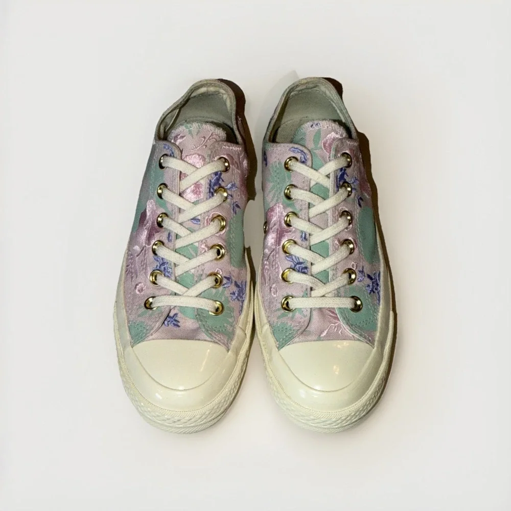 Converse Chuck Taylor All Star Low Top Floral Embroidered Women's Size 7 Lilac