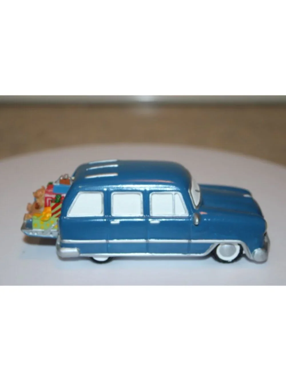 Dept 56 Snow Village - 1224 Kissing Claus Lane Gift Set