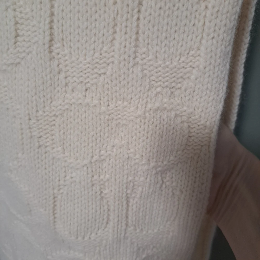 Coach scarf features