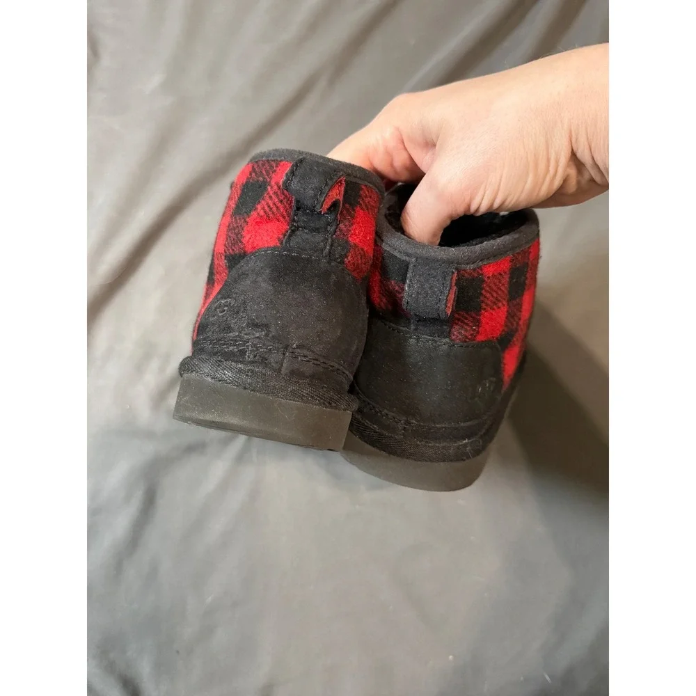 UGG size tie