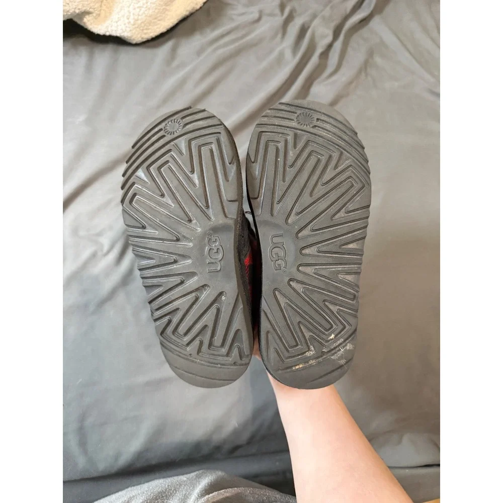 UGG size tie