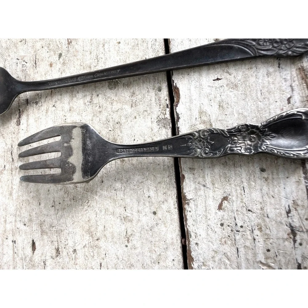 1847 Rogers Bros International Silver Tudor Plate Oneida Fork &‎ Spoon Set