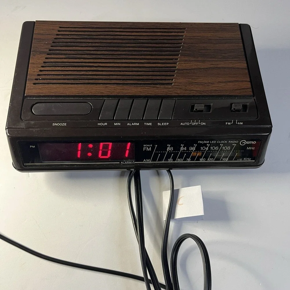 Cosmo CR-2032 FM/AM Digital Clock Radio Walnut Finish Vintage LED Alarm tested
