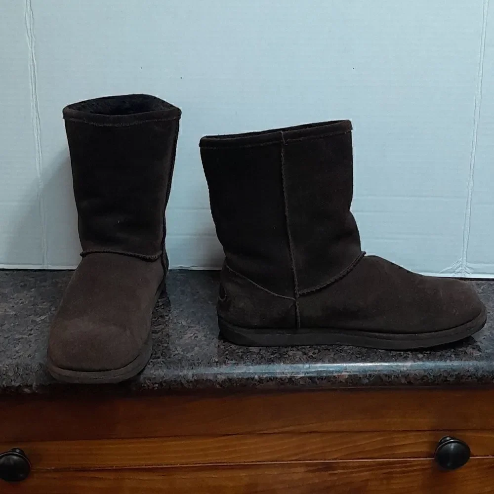 Unisex Emu Waterproof Boots...EUC Size 9/W Size 8/ M.