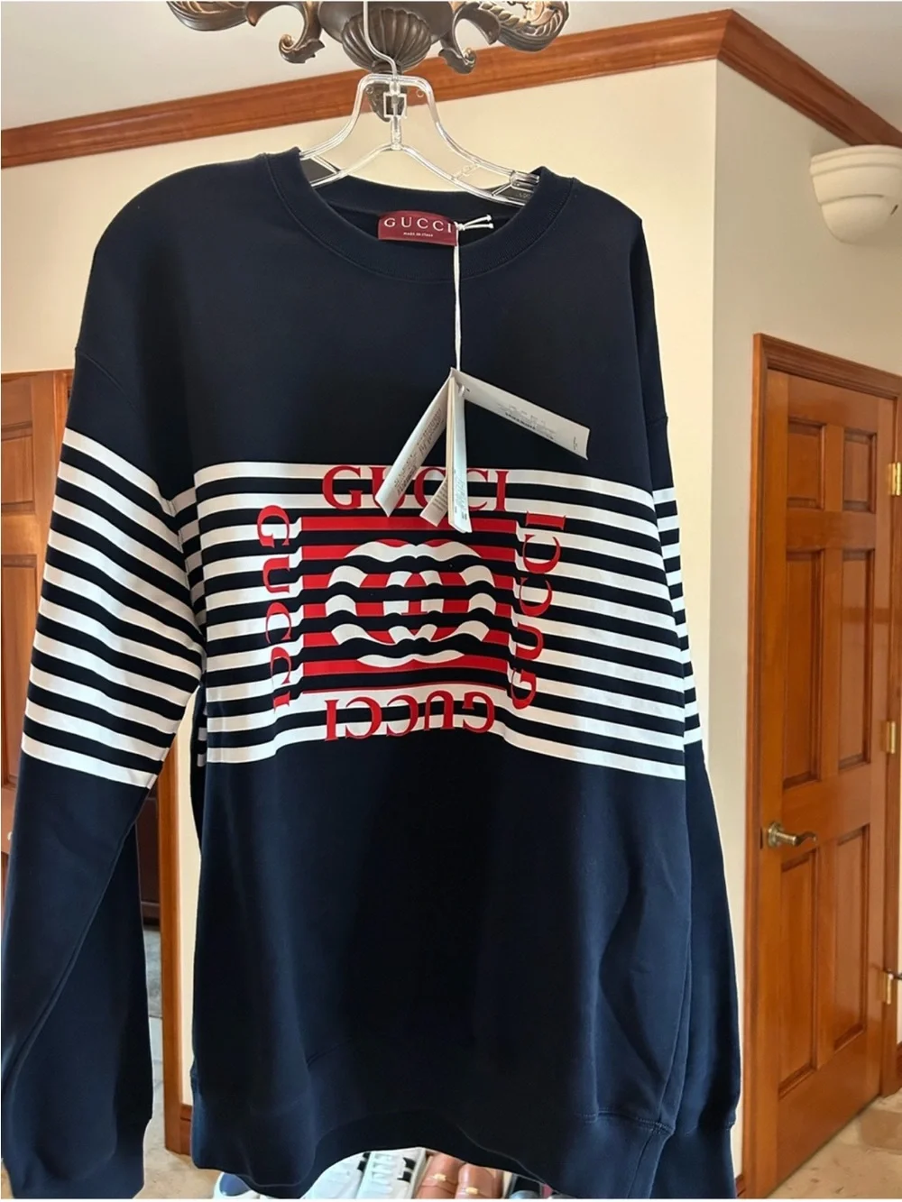 Men’s Gucci, 100% cotton logo print sweatshirt size large made in Italy. Navy.