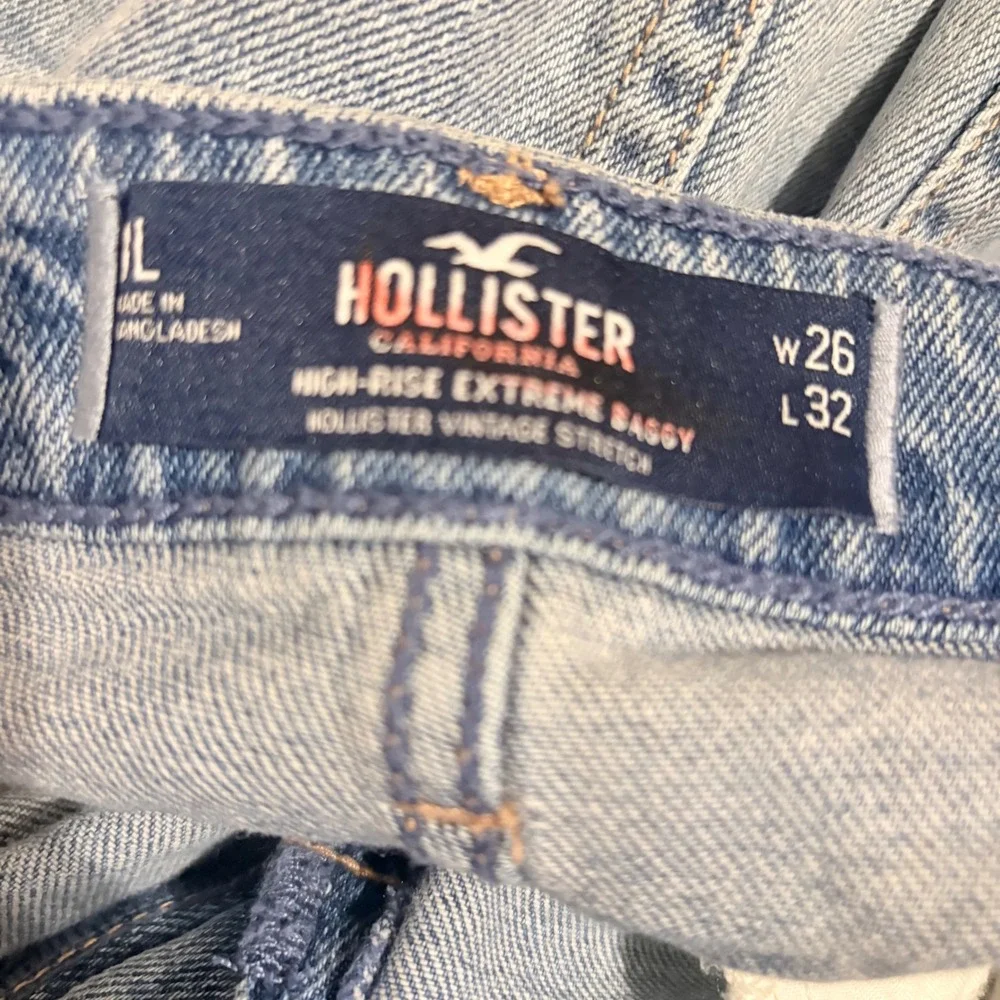 Hollister High-Rise Extreme Baggy Distressed Light Wash Jeans W26 L32