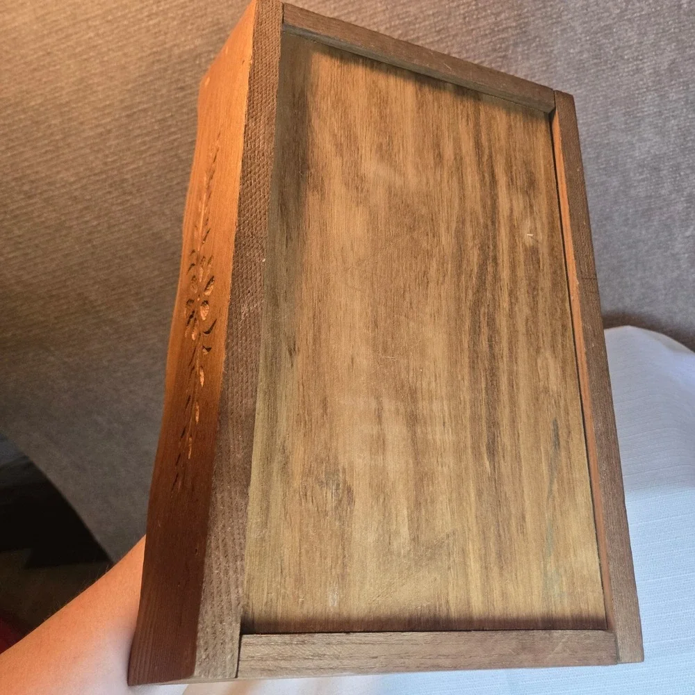 Vintage Style Wood Caddy Scalloped Edge Etched Floral Handle Organizer Box