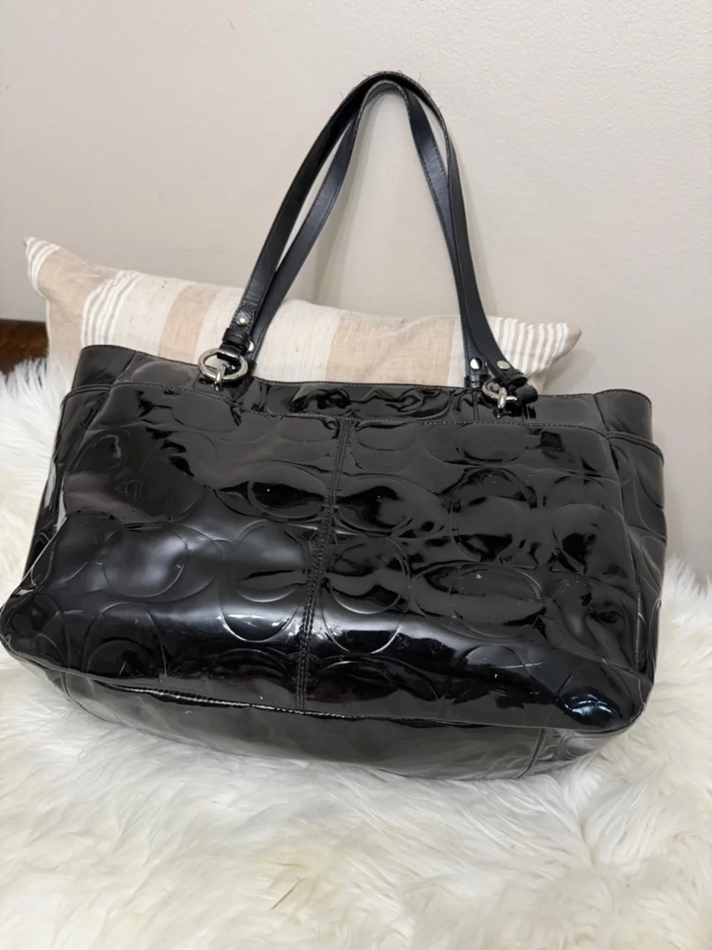 Coach tote front