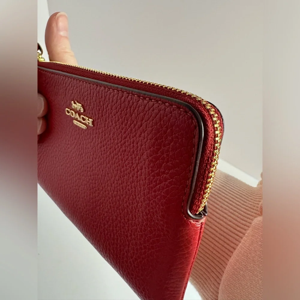💖 #230 Coach NWT Red Pebbled Leather Corner Zip Wristlet