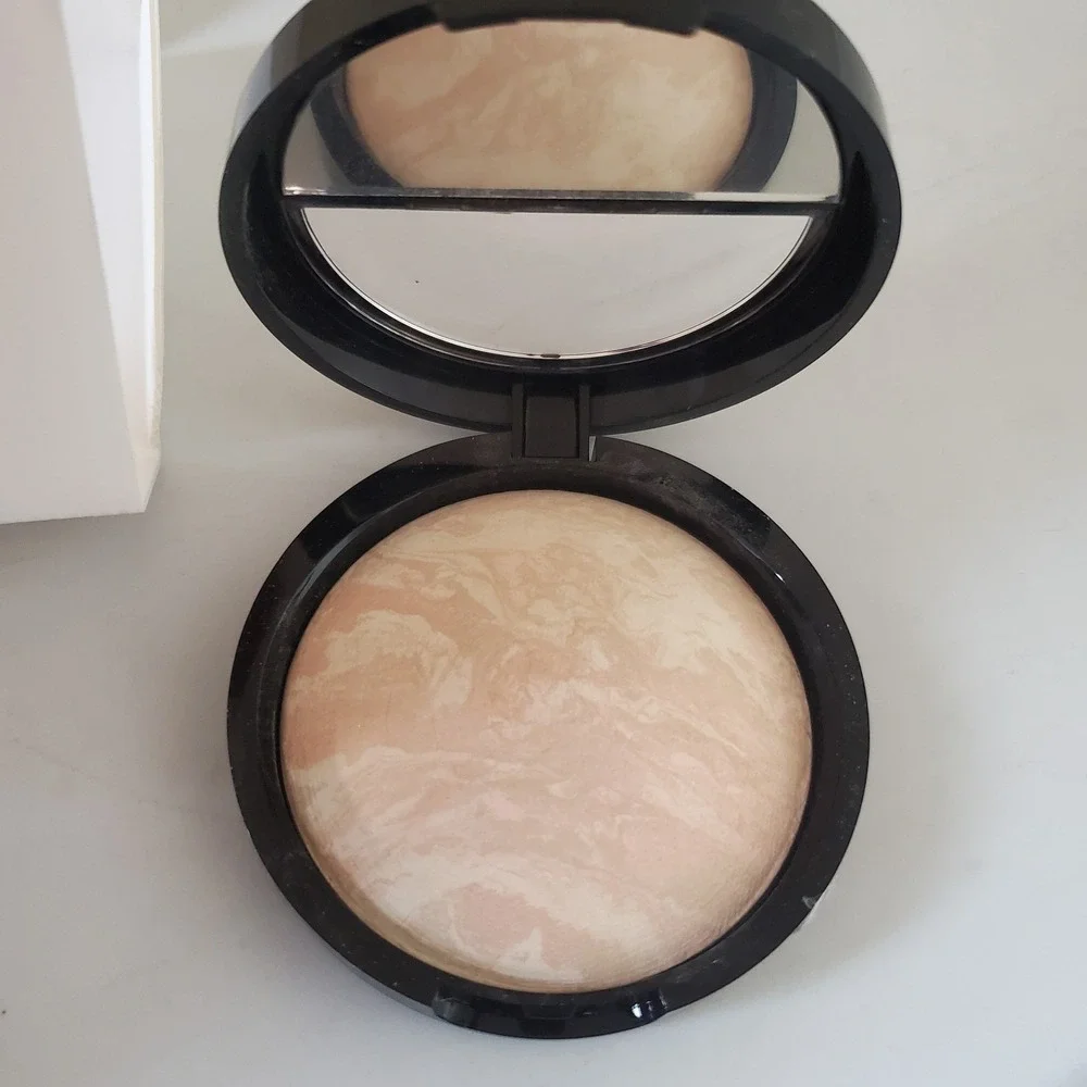 Laura Geller Baked Balance-N-Glow Illuminating Foundation Porcelain .32oz  New