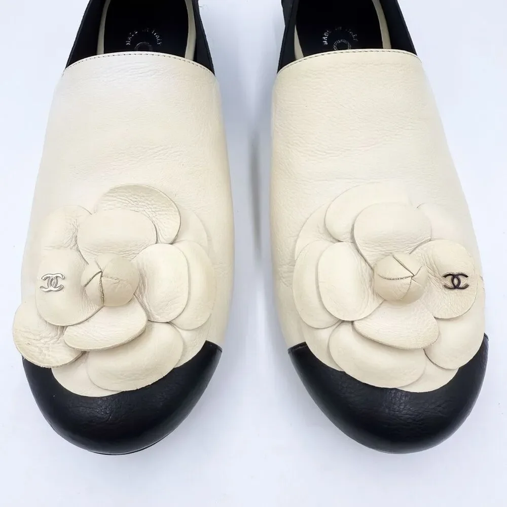 CHANEL authentic camellia