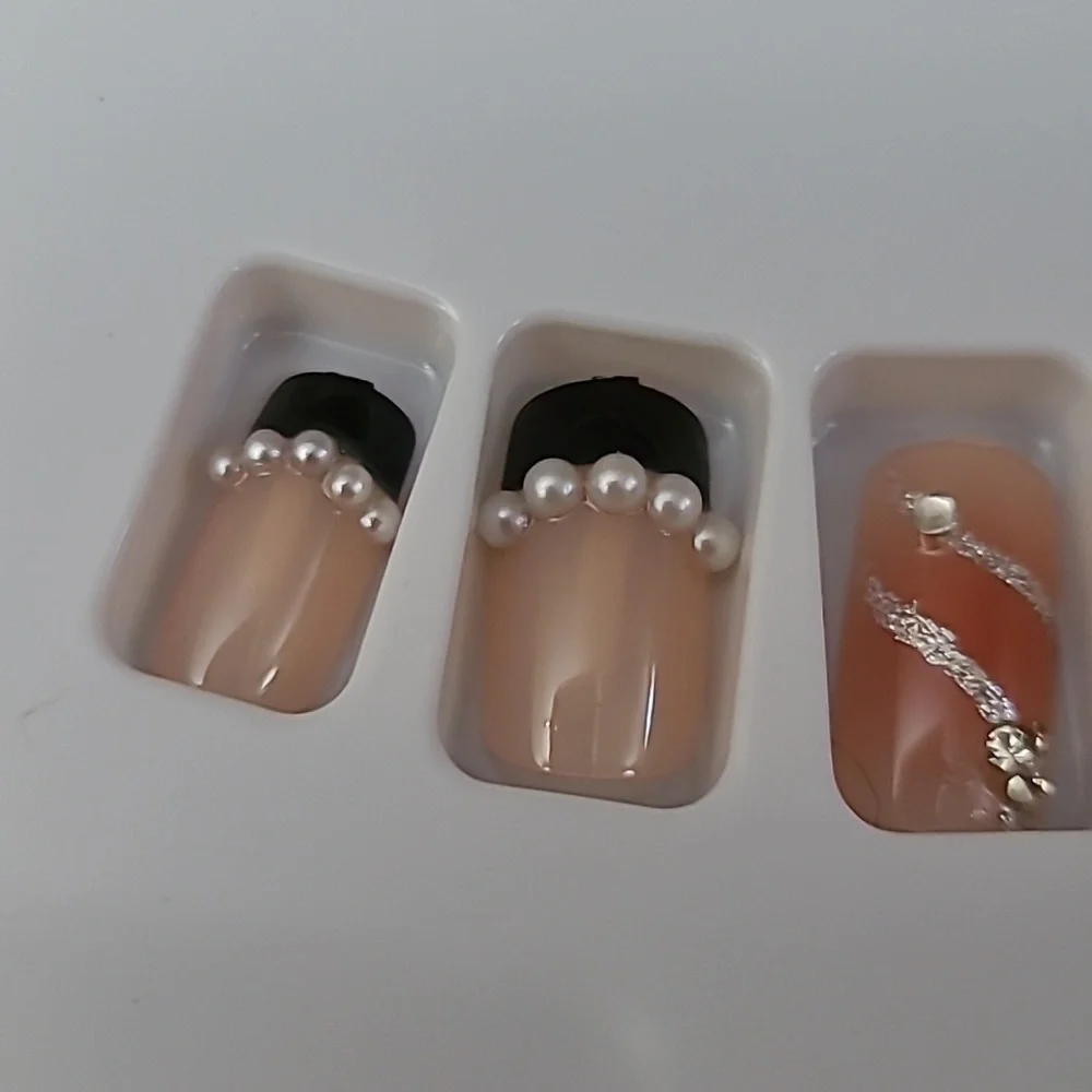 Boutique nail peach can