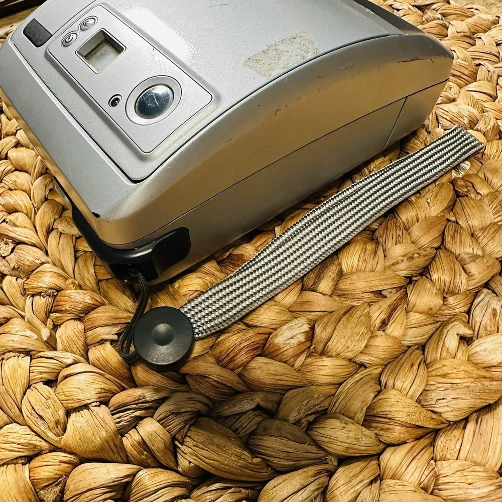 Vintage Polaroid One 600 Instant Film Camera Silver 100mm Focus Range 2 FT‎