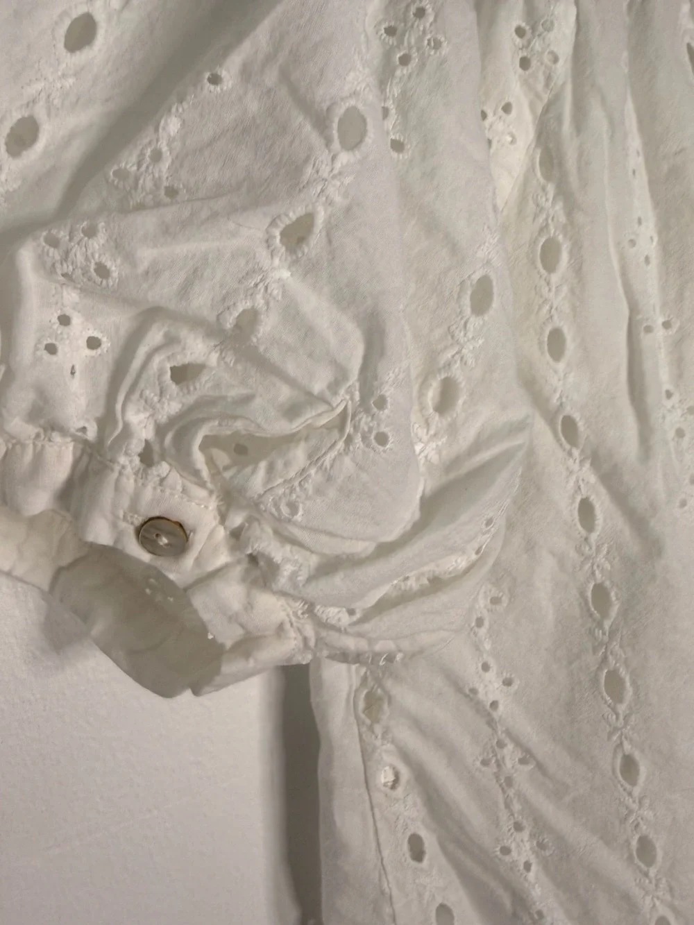 Zara White Eyelet Button-Front Puff Sleeve Top size S