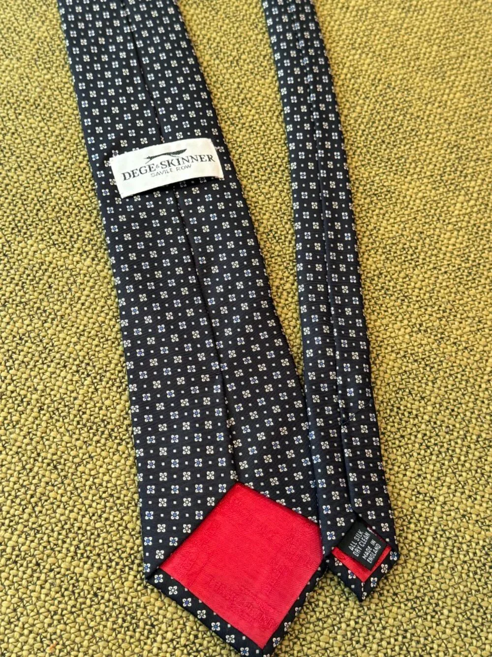 Dege & Skinner bespoke motif
