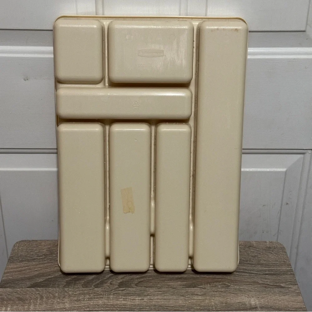 Rubbermaid beige tray