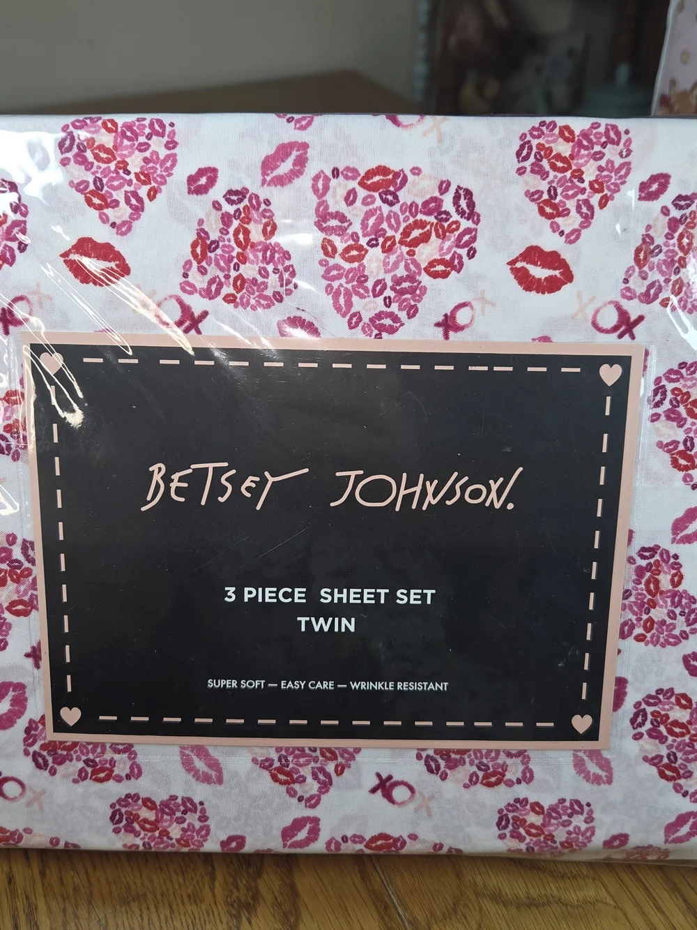 New Betsey Johnson Pink & Red Kiss Print 3 Piece Twin Sheet Set. CP