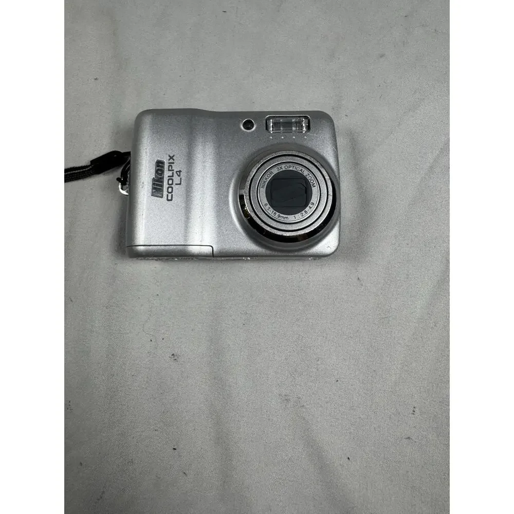 Nikon Coolpix L4 4MP Digital Camera Silver 3x Zoom Untested Parts Repair