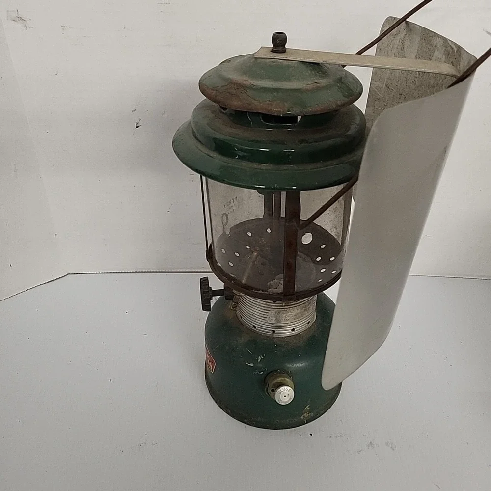 Coleman Lantern‎ 1971 Model 22OF W/ Shield