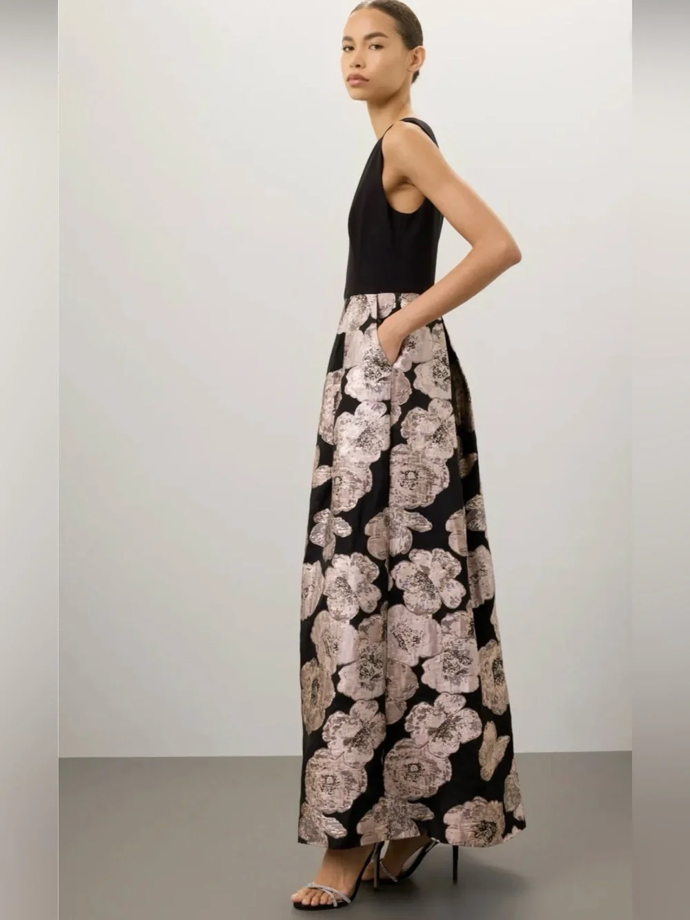 Hutch elegant sleeveless