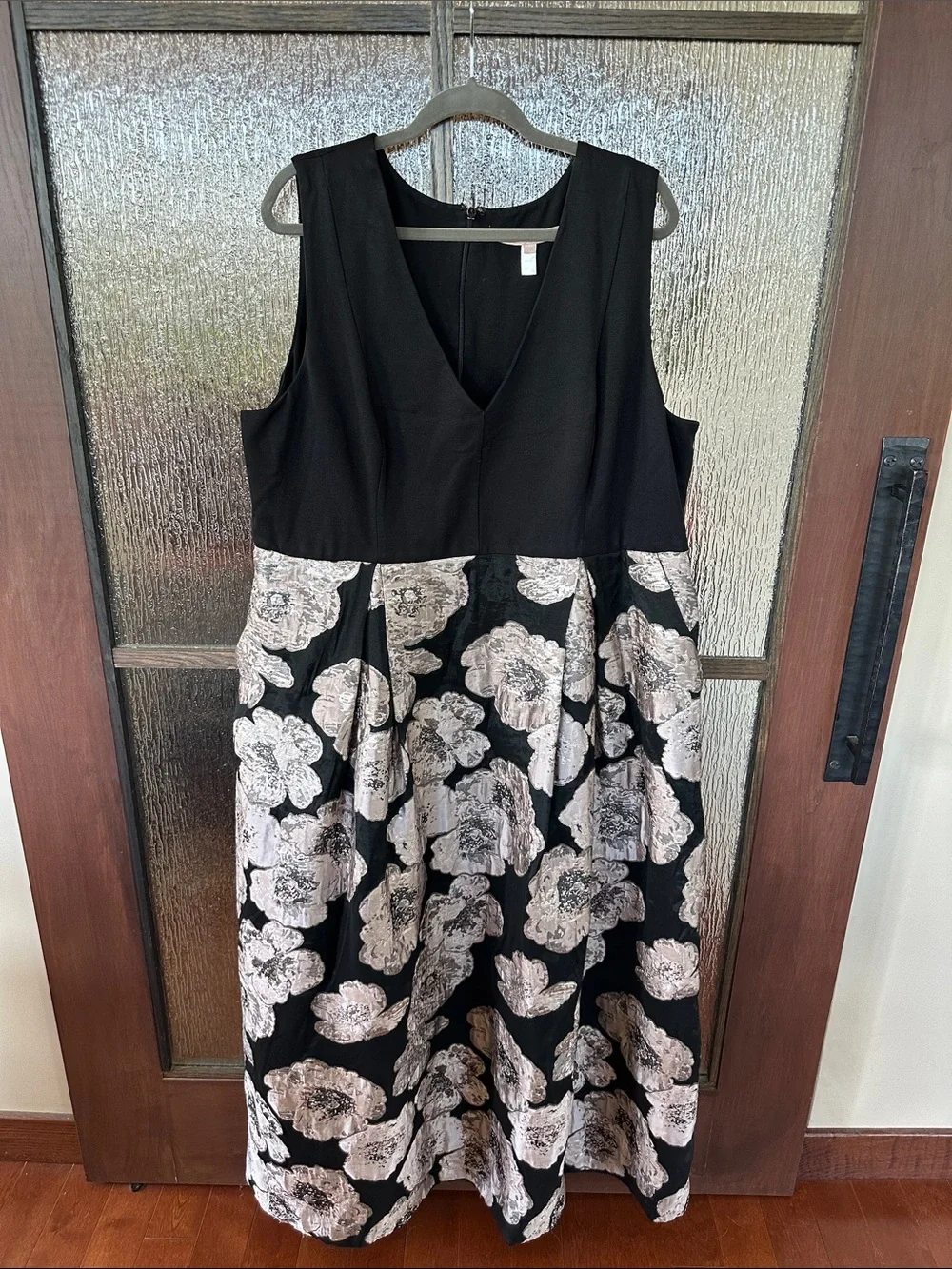Hutch elegant sleeveless
