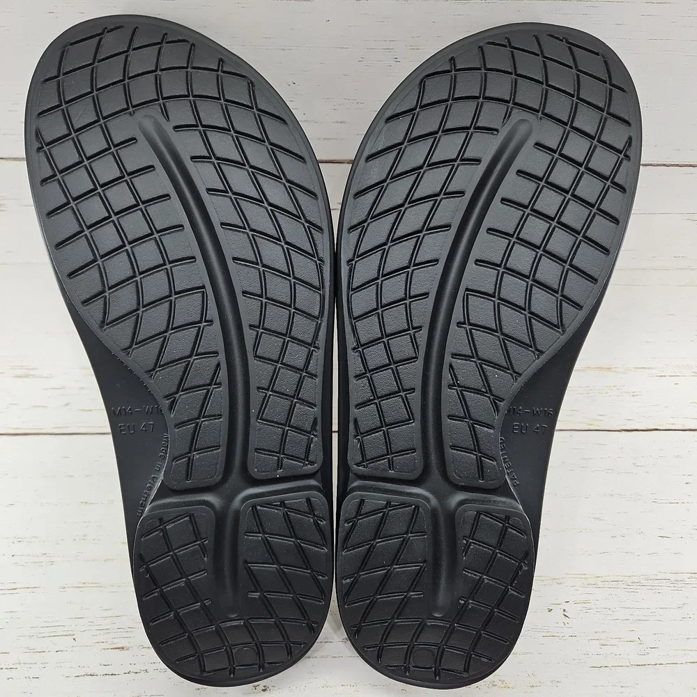 OOFOS flops mens