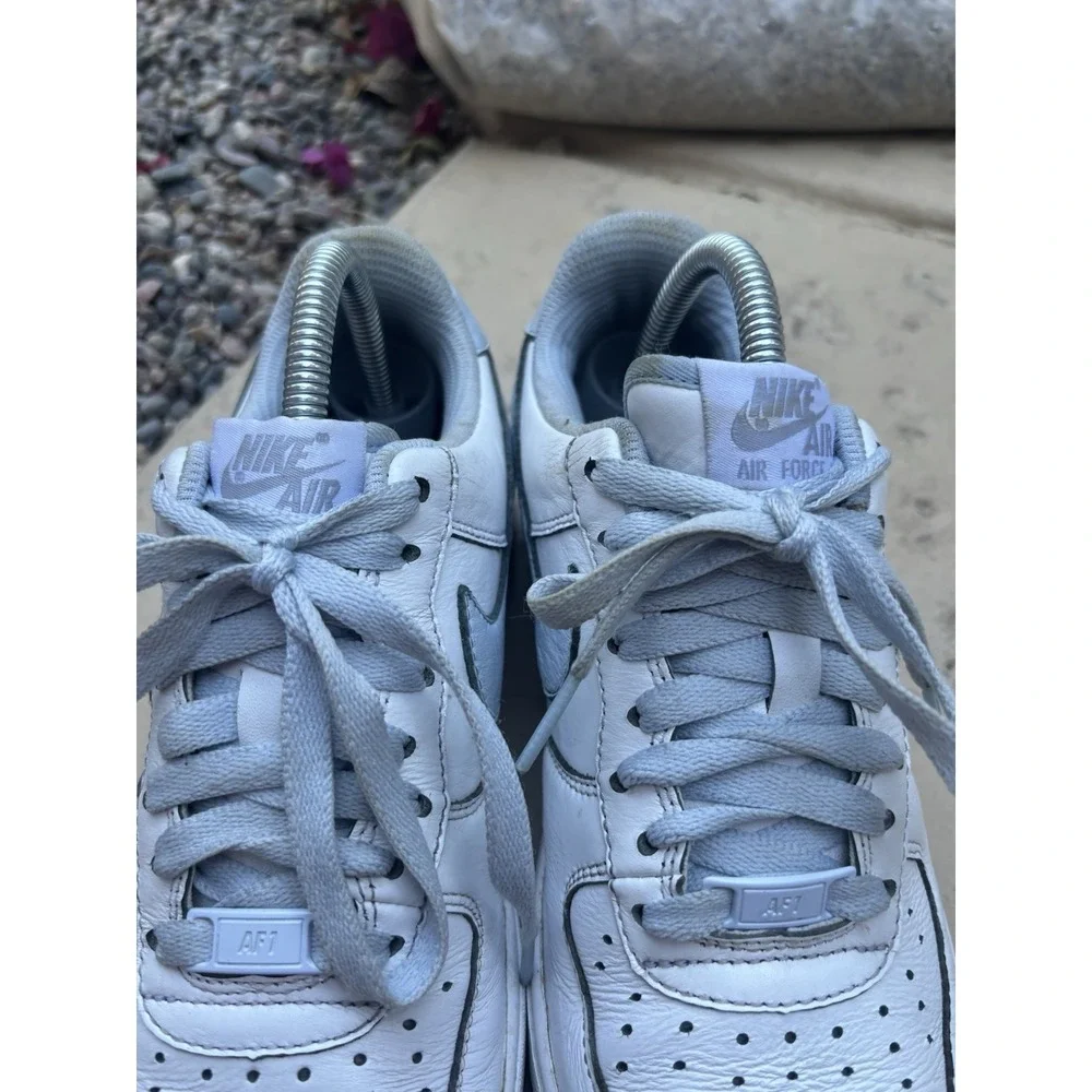Nike minimal solid swooch