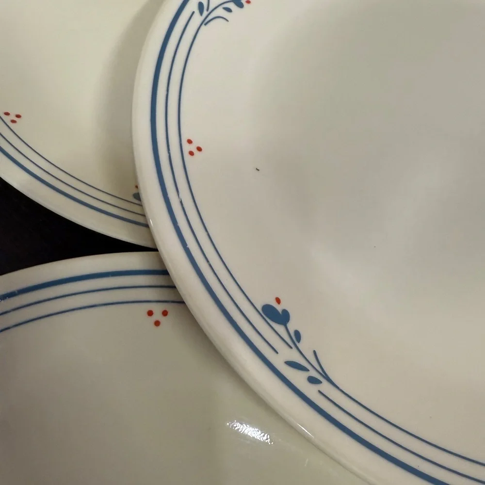 Corelle Cream and Blue Vintage Country Violets Corelle Dinner plates Set of 7