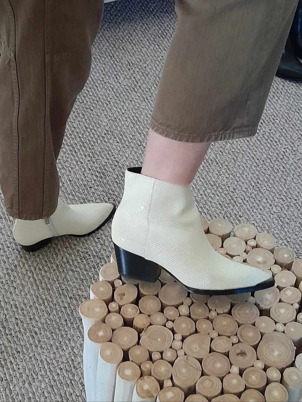 Calvin Klein Jeans Narice Ivory Pointed Toe Ankle Boots Block Heel Size 6