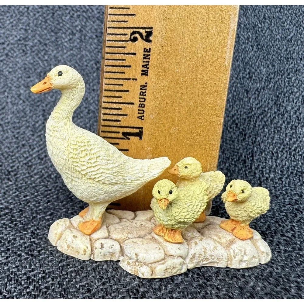 Mother Duck & Ducklings Minature Figurine 2