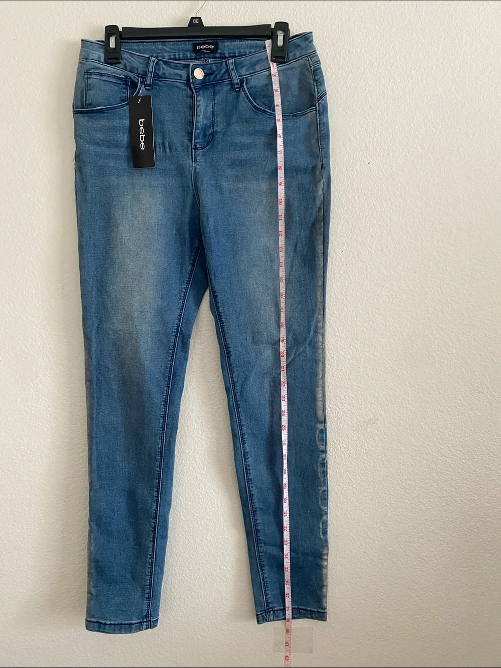 BEBÉ  Skinny Jeans in Faded Blue Stretch. Size 29