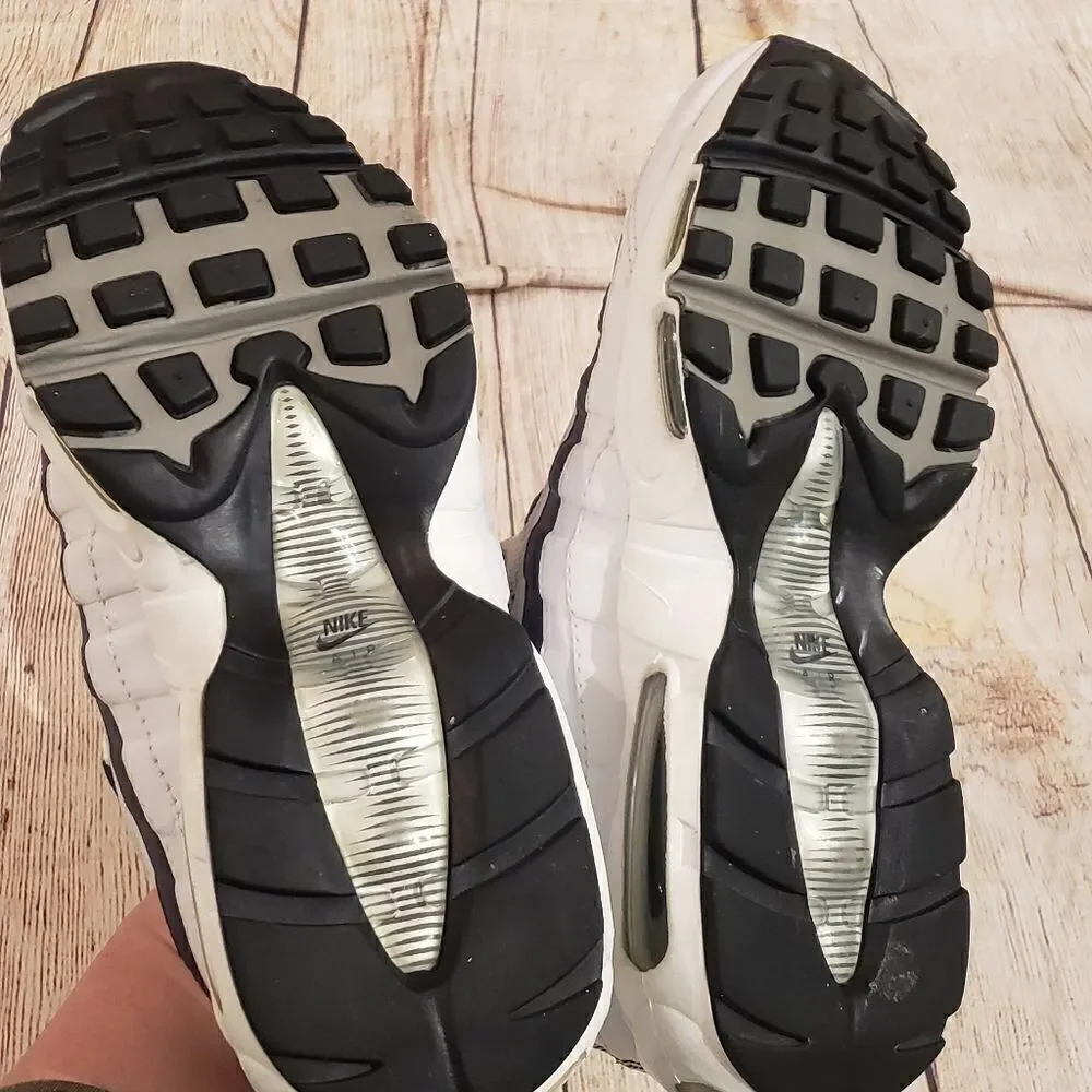 NIKE Sneakers