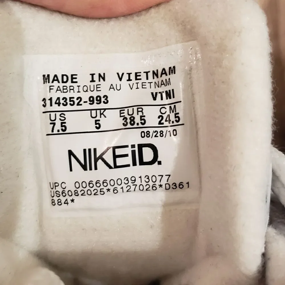 NIKE Sneakers