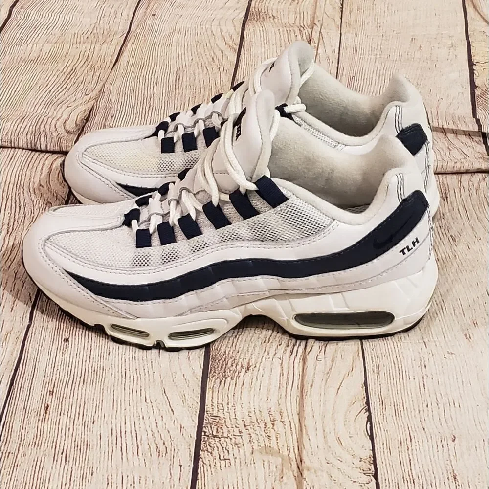NIKE Sneakers
