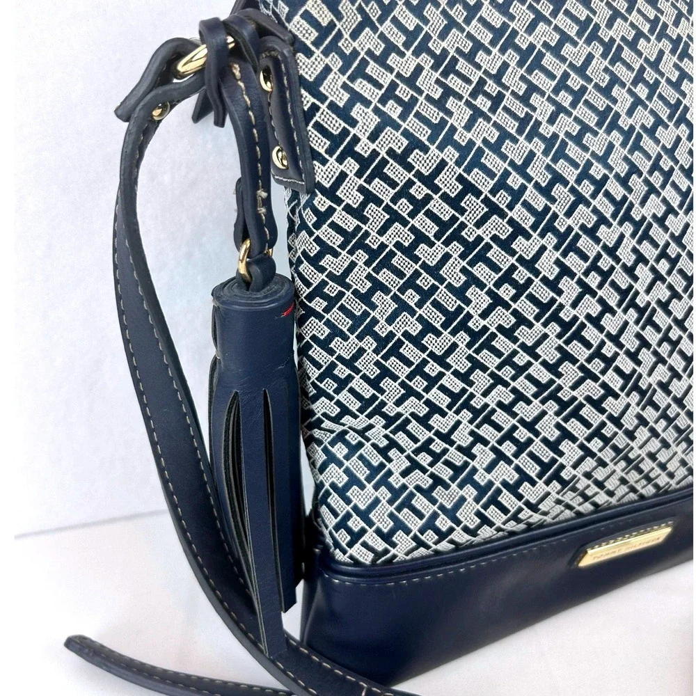 zippered convenient crossbody