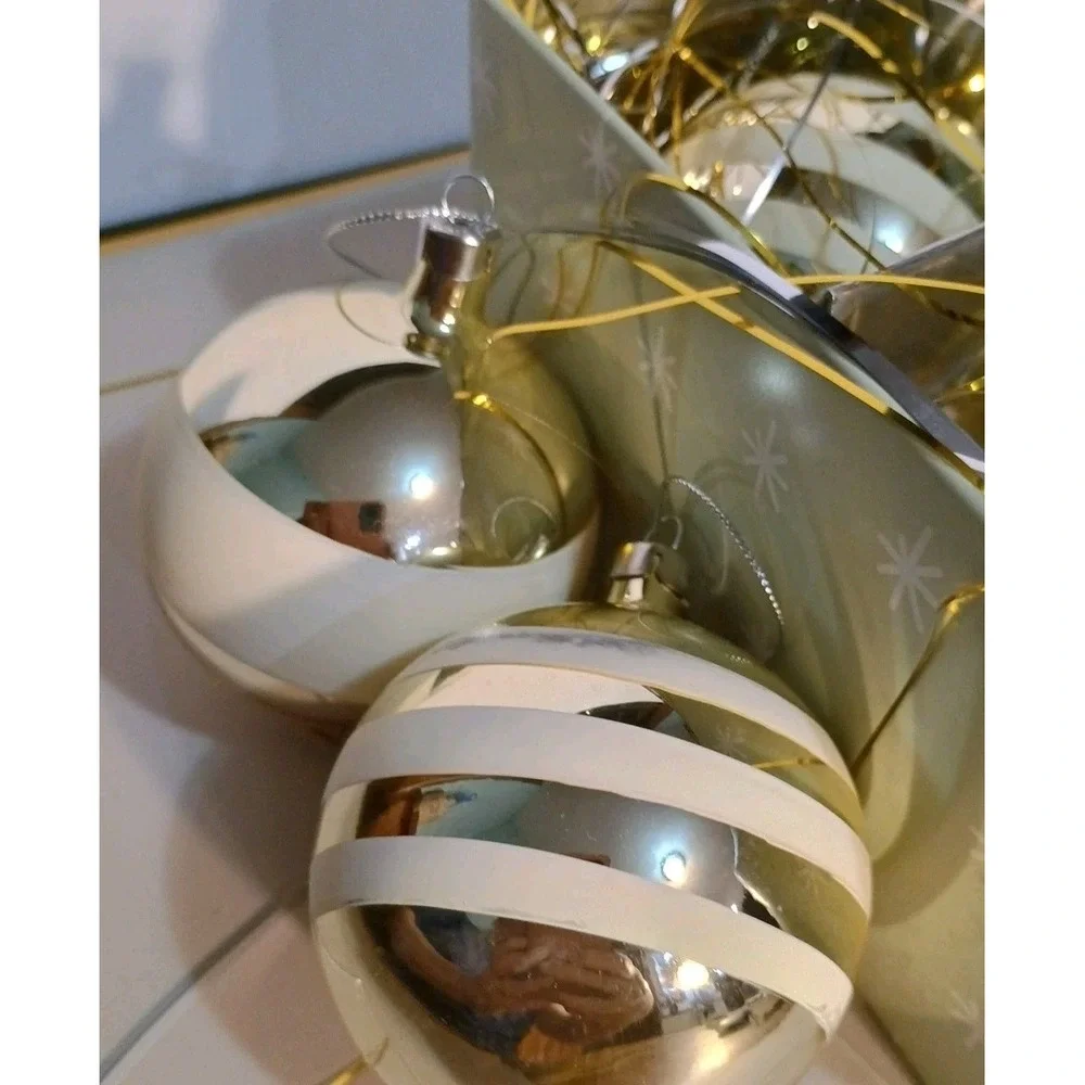 Target 2005 Plastic Ornaments White and Gold Stripe In A Tin Box Total Of 6‎