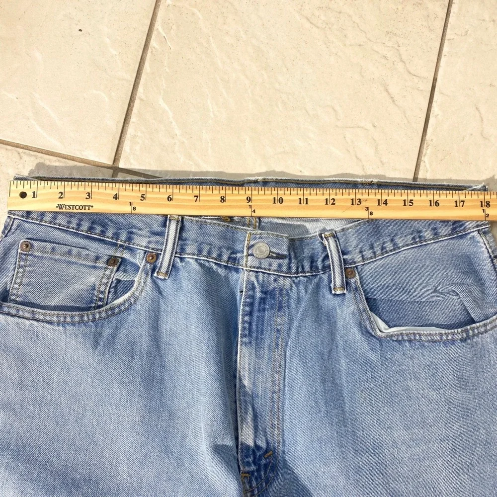 Levis 17 includes closure