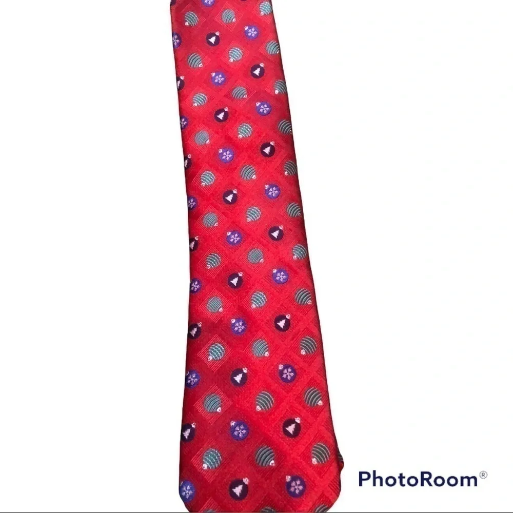Men’s Hallmark Holiday Traditions Red Christmas Holiday Tie.