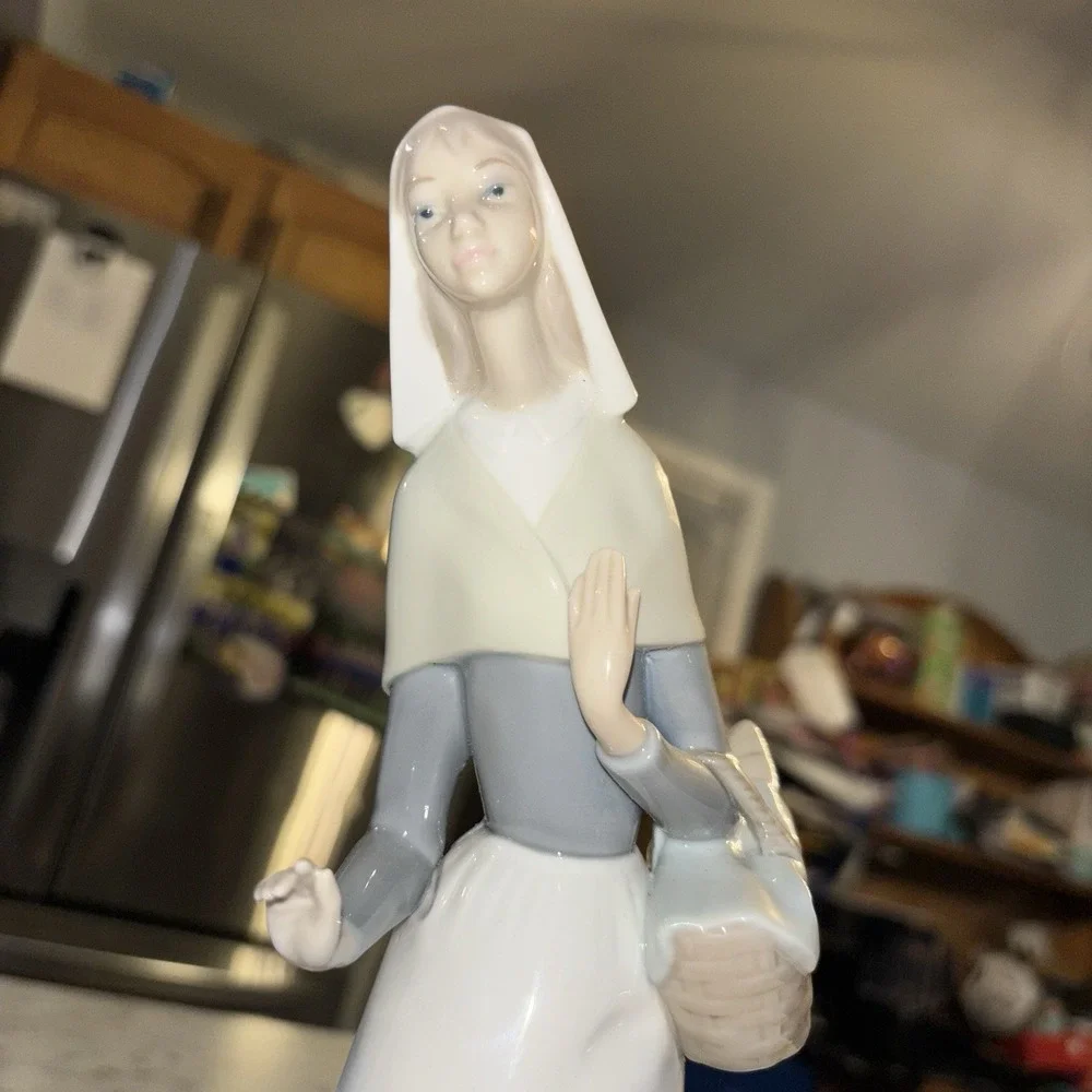 Lladro Figurine‎ Shepherdess with Puppy and Bread Basket #1034 Mint