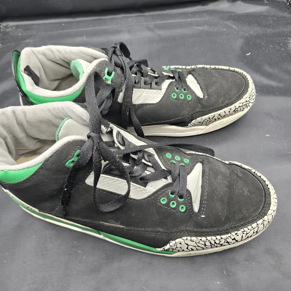 Nike Black and Green Athletic‎ Shoes