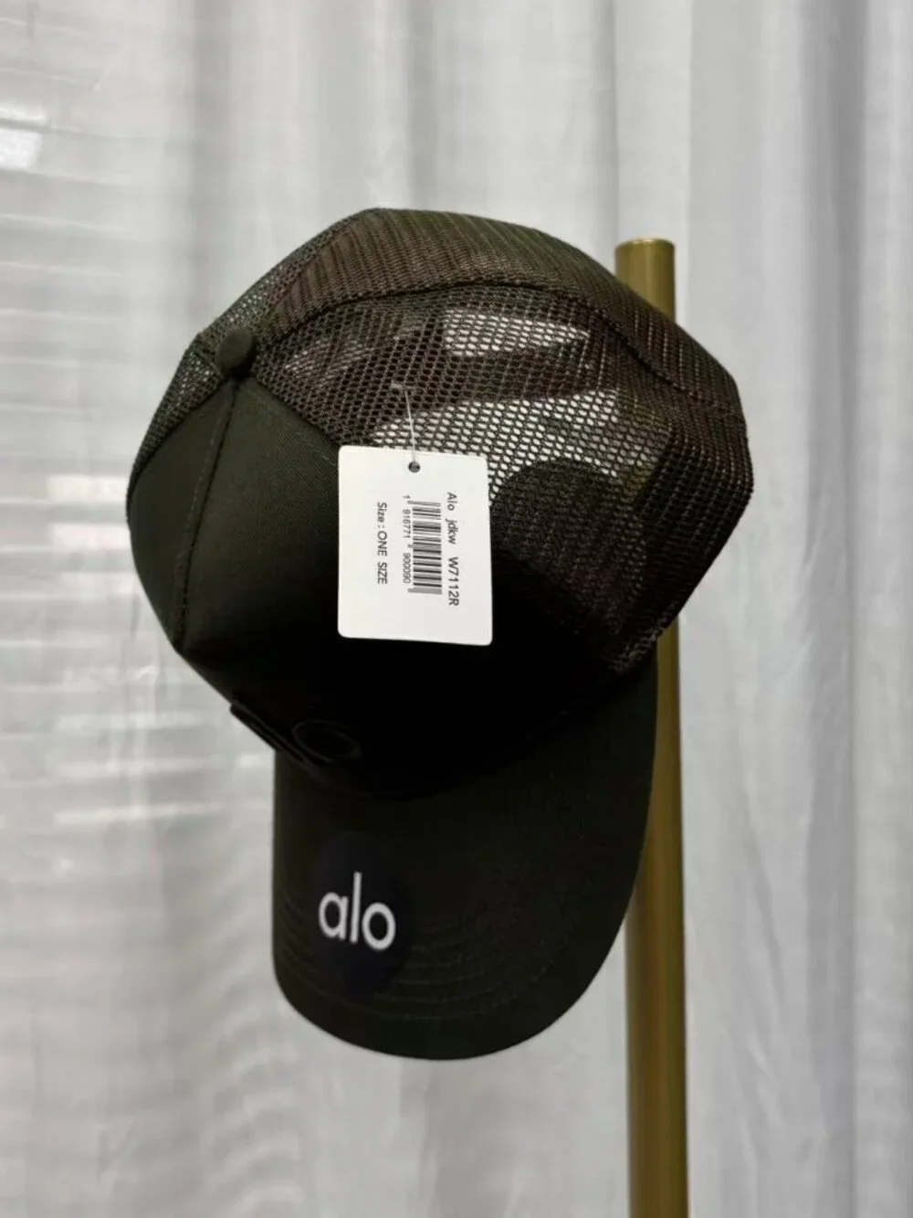 ALO Yoga Embroidered Logo Trucker Hat in Invisible Green💚