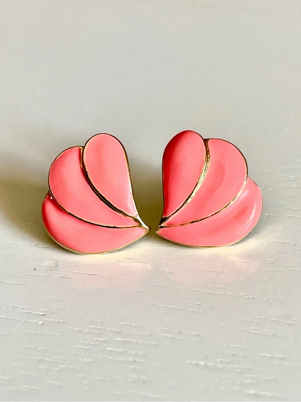 Vintage Pink Enamel Petal Heart Fan Shell Earrings Retro Barbiecore Gold Tone