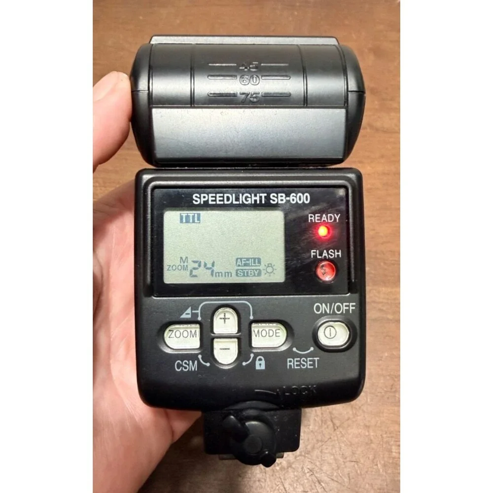 Nikon Autofocus Speedlight SB-600 Flash For DSLR Cameras w/soft case & manual