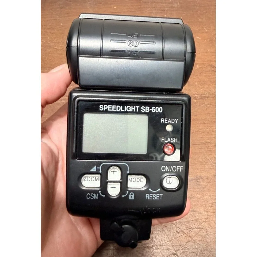 Nikon Autofocus Speedlight SB-600 Flash For DSLR Cameras w/soft case & manual