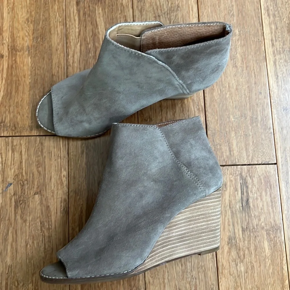 NEW LUCKY BRAND Jezzah Peep Toe Wedge Bootie Sz 8.5 - Taupe