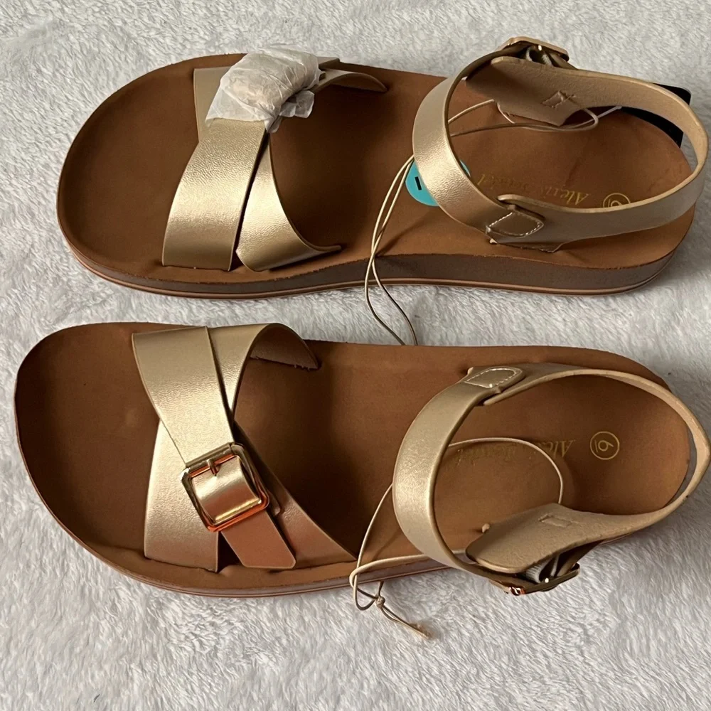 Alexis Bendel chic gold