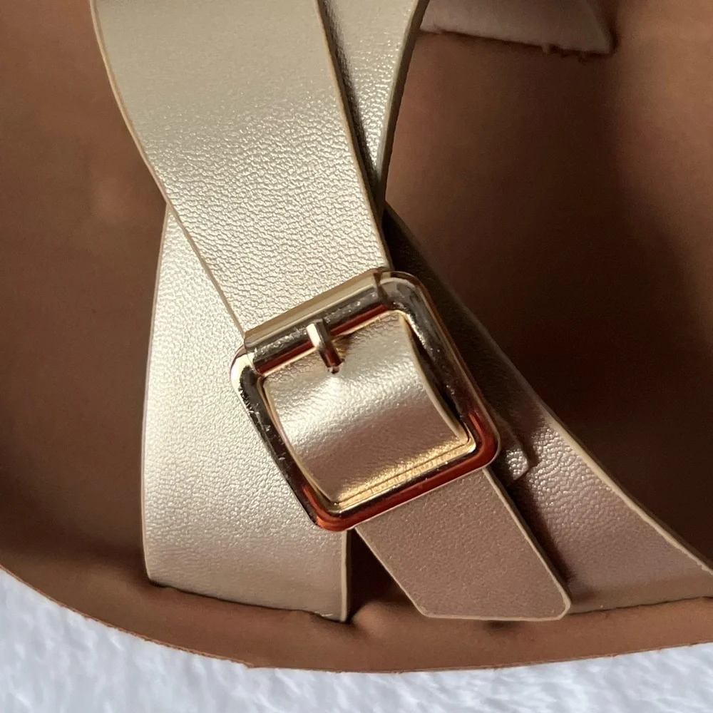 Alexis Bendel chic gold