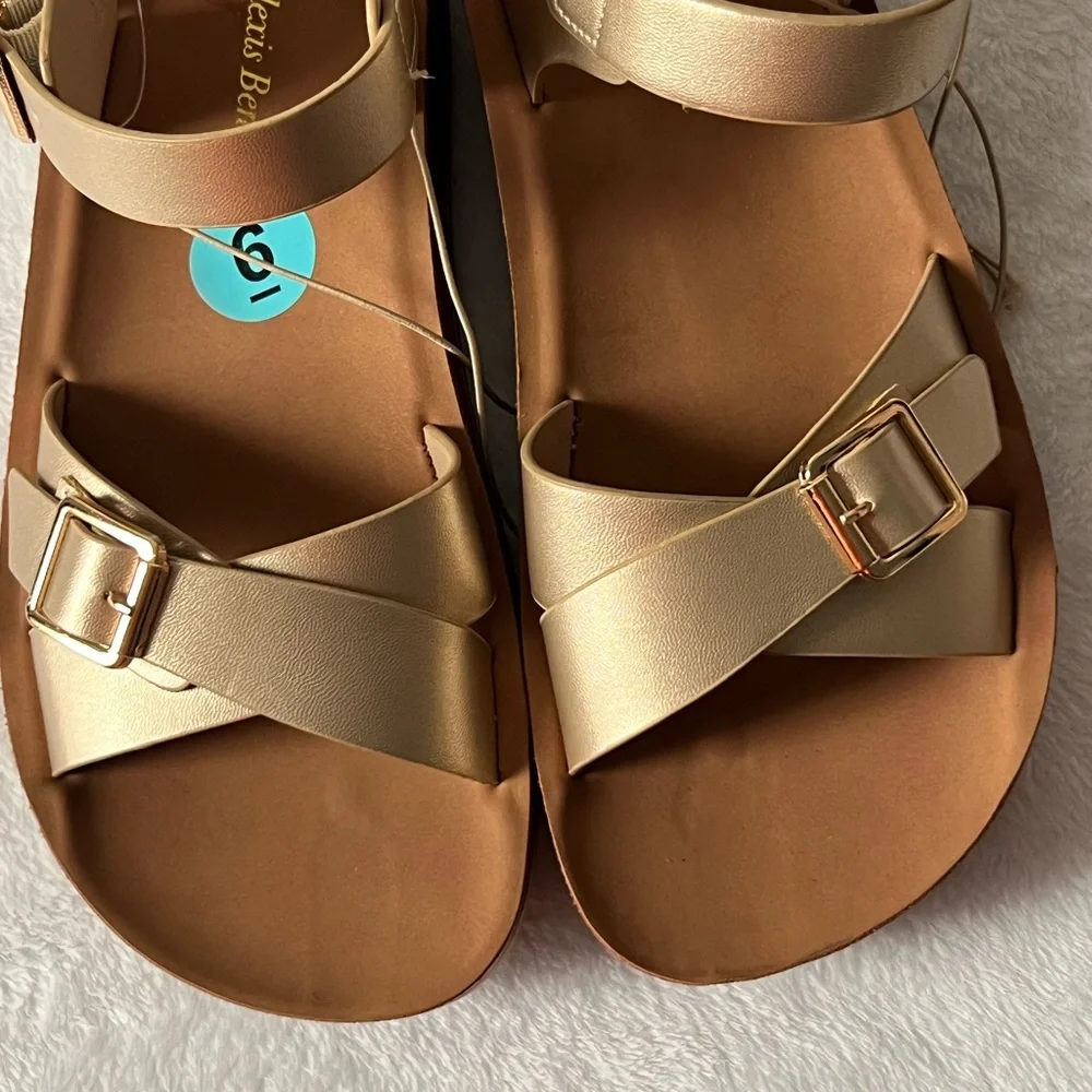 Alexis Bendel chic gold
